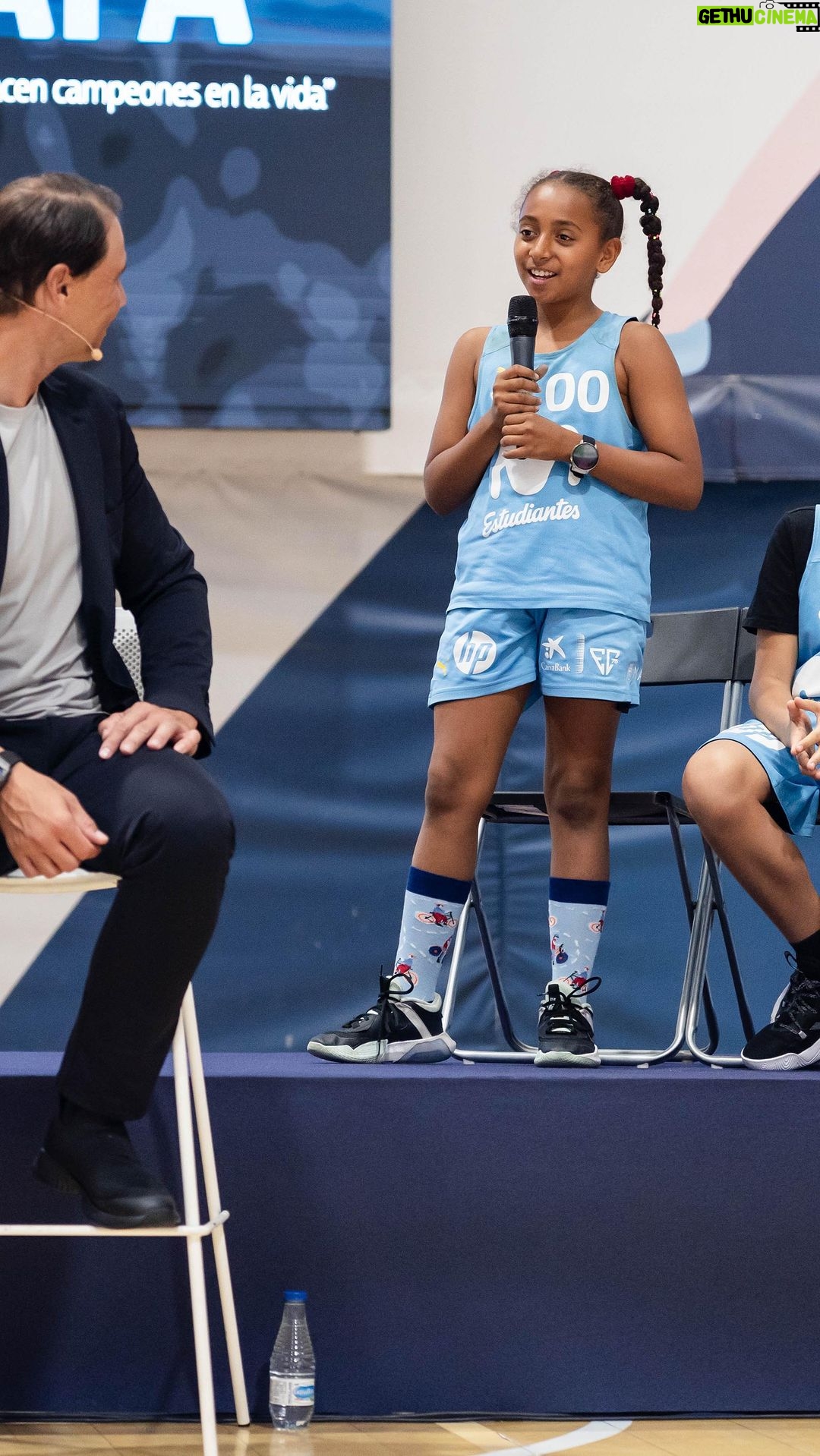 Rafael Nadal Instagram - El jueves pasado con motivo del 75 aniversario de Movistar Estudiantes, tuve la ocasión de participar en una charla de motivación explicando los valores del deporte y pude responder a las preguntas de los niños de la cantera. Fue una experiencia que me gustó mucho y ojalá sirviera para los niños y demás personas presentes. @movistarestu @telefonica @movistar_es Polideportivo Antonio Magariños