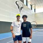 Rafael Nadal Instagram - 👏🏻 @abdullahshelbayhh 🇯🇴 has returned to the @rafanadalacademy after winning his first @atpchallengertour 🏆 in Charleston... And @rafaelnadal himself wanted to congratulate him! Let’s keep working hard! VAMOS! Rafa Nadal Academy