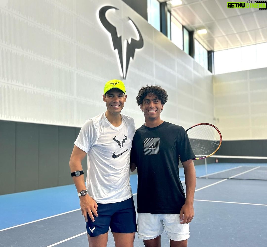 Rafael Nadal Instagram - ππ» @abdullahshelbayhh π―π΄ has returned to the @rafanadalacademy after winning his first @atpchallengertour π in Charleston... And @rafaelnadal himself wanted to congratulate him! Letβs keep working hard! VAMOS! Rafa Nadal Academy
