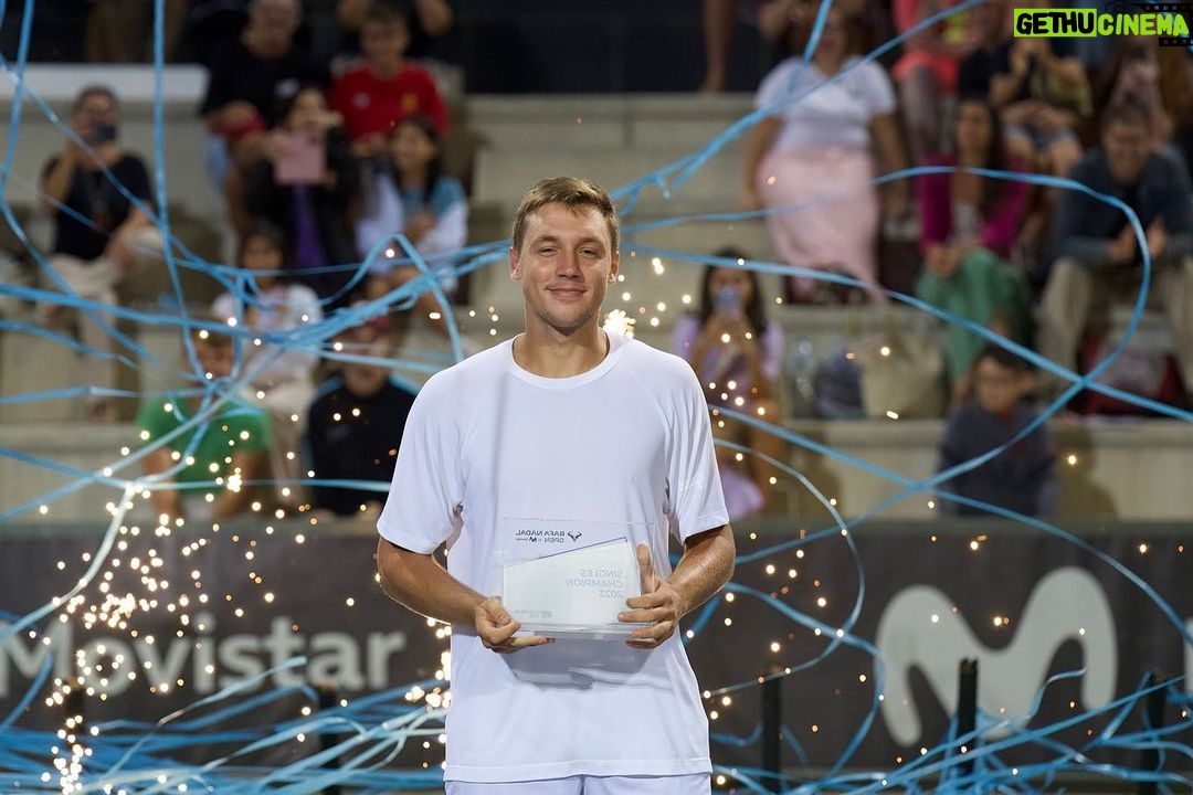 Rafael Nadal Instagram - Enhorabuena @hamadmedjedovic por ganar el #RafaNadalOpen by Movistar, a los jugadores de la academia por su gran actuaciΓ³n y a @danirinconn_ por llegar a otra semifinales ππ» Gracias a todos los jugadores, aficionados y patrocinadores que han ayudado a que este torneo @atpchallengertour siga creciendo en la @rafanadalacademy. En especial a @movistar_es por vuestro gran apoyo ππ» πΎ @atpchallengertour π² @movistar_es π @kia.worldwide π @nike πΎ @babolat πͺπΌ @cantabrialabs_esp π @sportssantander π₯ @lg_espana βοΈ @amstel_es π @viva.sir πͺπΈ @rfetenis βοΈ @richardmille π₯ @quironsalud Β π¦ @bezoya_agua βοΈ @iberia Β Β Β π§ @waterdrop π @world2meet π₯ @indibarehab.es π¦ @la.menorquina ππ»ββοΈ @ibsa_derma πͺ§ @murprotect Β Β Β Β π·ββοΈ @talat.es_ π @roigmallorca Rafa Nadal Academy