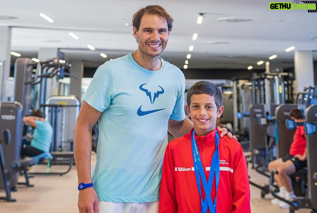 Rafael Nadal Instagram - An unforgettable day! ☺️ Following the 🏆 trophy ceremony of the @tenniseuropejuniortour 12 & Under Festival, the champions & finalists were greeted by @rafaelnadal! Rafa congratulated the players on their performances, expressed his hope that they had enjoyed their time at the @rafanadalacademy and encouraged them to keep working hard in the future. Congratulations! VAMOS‼️