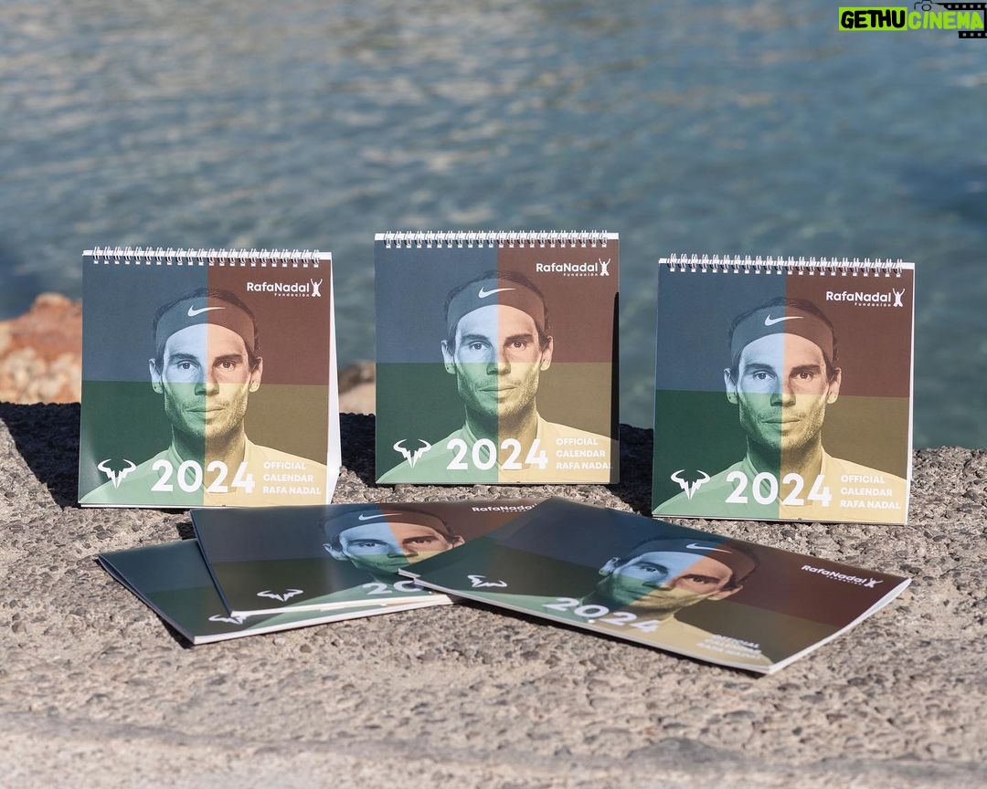 Rafael Nadal Instagram - Ya está disponible en la tienda de la @rafanadalacademy el Calendario Oficial 2024 de @rafaelnadal , cuyos beneficios se destinan íntegramente al funcionamiento de los proyectos de la @frnadal en España e India.📅🔝 Este año está dedicado a los 4 Grandes Slams y hay disponible la versión sobremesa y la de pared. ¿Cuál te gusta más?👀 ¡Consigue el tuyo ya! ➡️ÚNICO PUNTO DE VENTA!! … The Official 2024 Calendar of @rafaelnadal is now available at the @rafanadalacademy store, with all proceeds going directly to support the projects of @frnadal in Spain and India.📅🔝 This year's edition is dedicated to the 4 Grand Slams, and both desktop and wall versions are available. Which one do you prefer?👀 Get yours now! ➡️EXCLUSIVE POINT OF SALE!! #rafanadal #rafaelnadal #calendario #2024 #fundacionrafanadal #calendariosolidario #calendar #official #tenis #tennis Rafa Nadal Academy