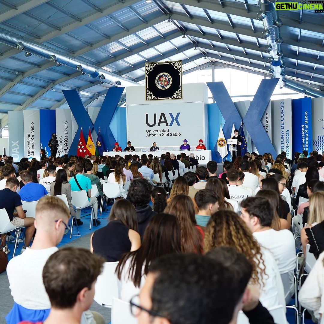 Rafael Nadal Instagram - Hoy hemos celebrado en la Universidad Alfonso X el Sabio el esperado Acto de Apertura del curso académico 2023-2024 y hemos estado arropados por la mejor compañía posible.👏 Gracias a todos los estudiantes, profesorado, decanos, comitiva académica, Rectora, e invitados, por hacer posible este magnífico evento que da el pistoletazo de salida a un nuevo curso en UAX, cargado de nuevos retos e ilusión.✨ Mucho ánimo a todos, va a ser un gran año, ¡A por todas!💪 #UAX #UAXRafaNadalSchoolofSport #Universidad #RafaNadal #ActodeApertura #UniversidadMadrid #IniciodeCurso #CampusUAX #AgendaUAX