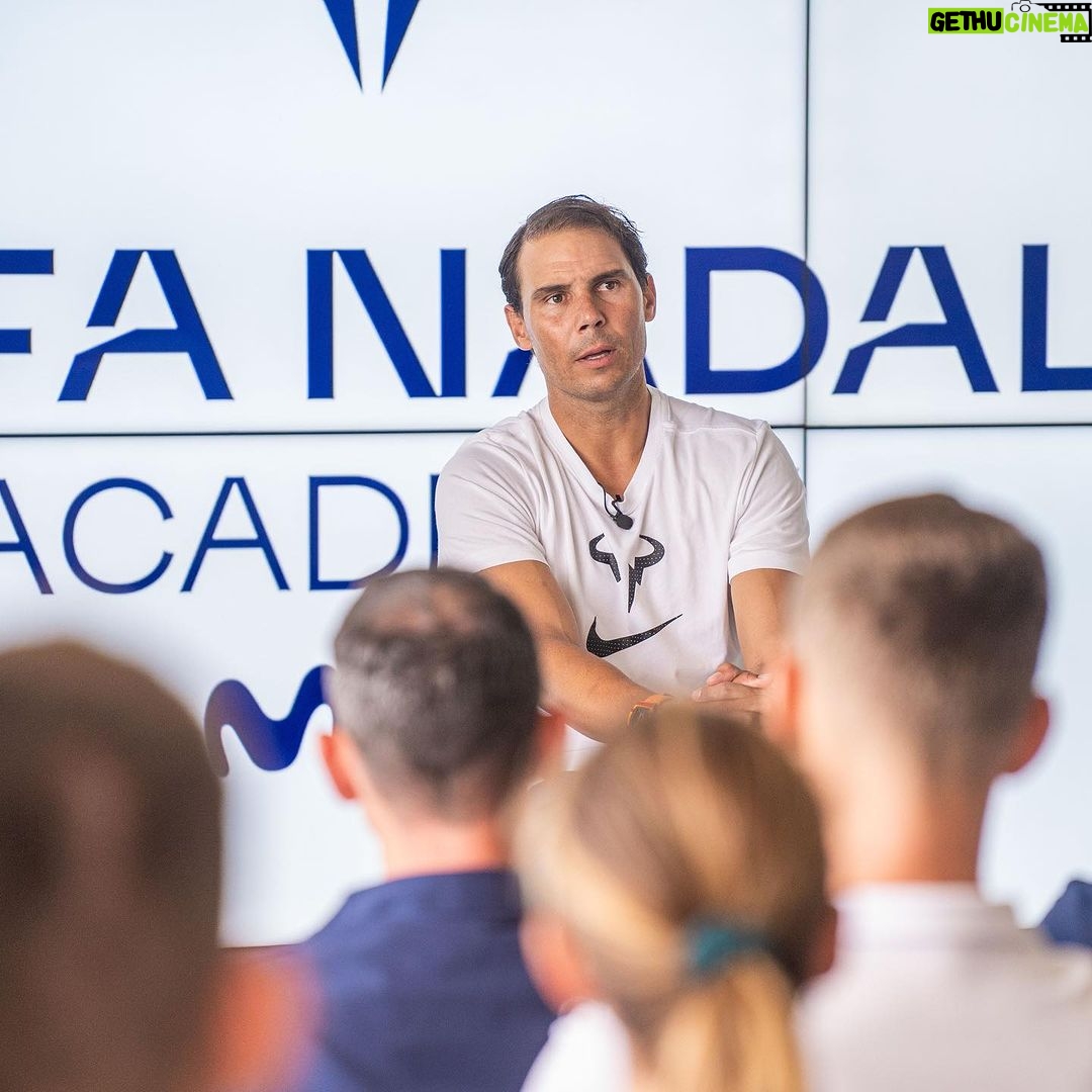 Rafael Nadal Instagram - An unforgettable conversation! ☺️ 💪🏼 The @rafanadalacademy coaches have had the opportunity to chat with @rafaelnadal and ask him about many topics! 🗣️ Anecdotes, recommendations, memories and advices that we will always remember! VAMOS‼️ Rafa Nadal Academy