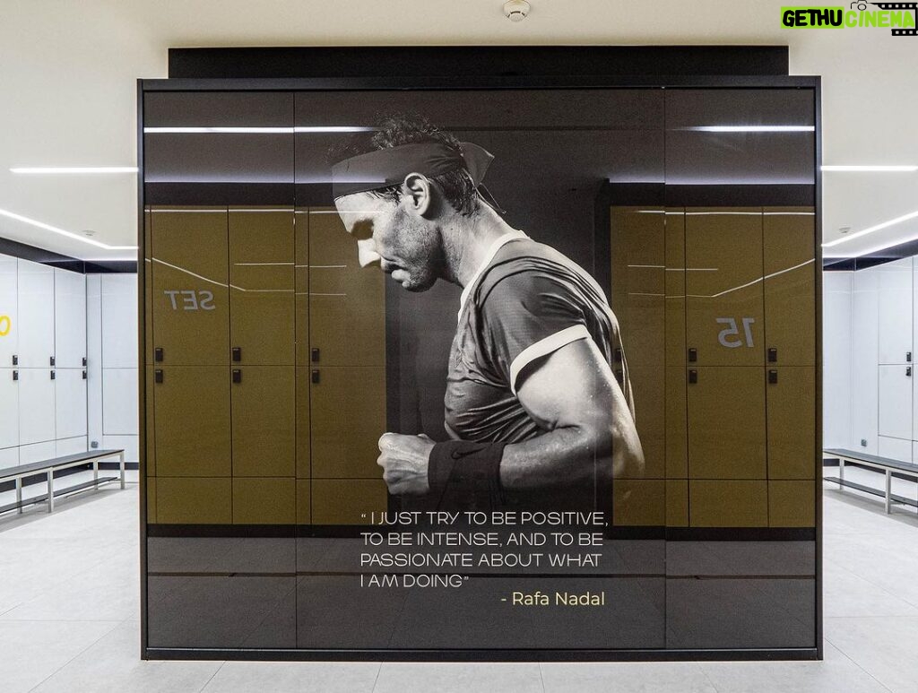 Rafael Nadal Instagram - “𝙄 𝙟𝙪𝙨𝙩 𝙩𝙧𝙮 𝙩𝙤 𝙗𝙚 𝙥𝙤𝙨𝙞𝙩𝙞𝙫𝙚, 𝙩𝙤 𝙗𝙚 𝙞𝙣𝙩𝙚𝙣𝙨𝙚 𝙖𝙣𝙙 𝙩𝙤 𝙗𝙚 𝙥𝙖𝙨𝙨𝙞𝙤𝙣𝙖𝙩𝙚 𝙖𝙗𝙤𝙪𝙩 𝙬𝙝𝙖𝙩 𝙄 𝙖𝙢 𝙙𝙤𝙞𝙣𝙜” Do you like our boys locker room? VAMOS‼️ Rafa Nadal Academy