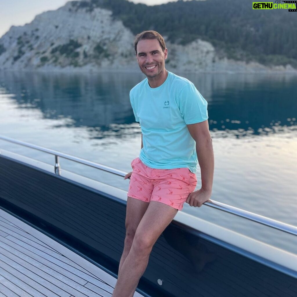 Rafael Nadal Instagram - Buenos días ☀️ Por ahora disfrutando el mar y unos días de desconexión total con mi familia. ¿Os mantengo al tanto de mis vacaciones? 😉 @crabscompany Mediterranean Sea