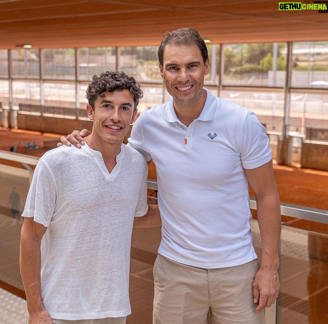 Rafael Nadal Instagram - ¡Visitas de las que hacen mucha ilusión! ☺️ ¡Gracias @marcmarquez93 por venir a conocer la @rafanadalacademy y el @rafanadalmuseum! ¡Nos vemos pronto y suerte! 💪🏼 Rafa Nadal Academy