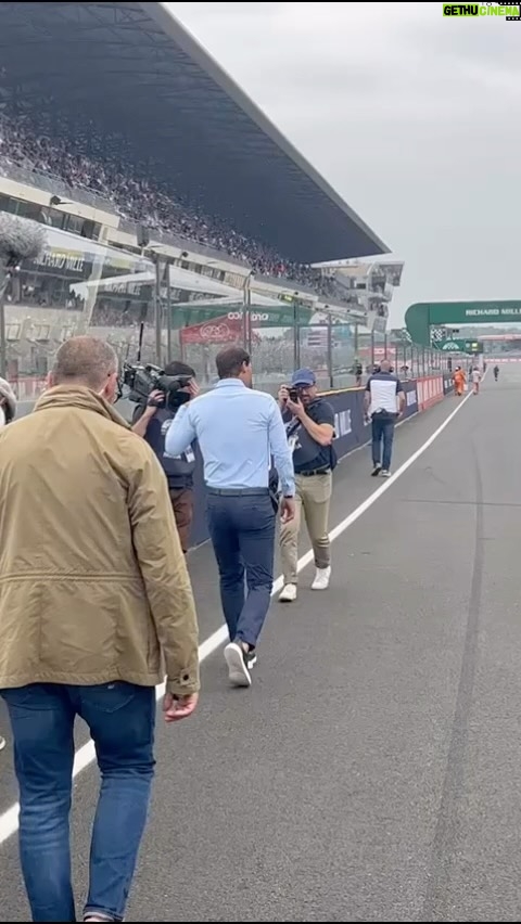 Rafael Nadal Instagram - Merci à tous !!!! 🇫🇷 Sensación increíble recibir este aplauso en Le Mans ! 🏁 Le Mans Classic