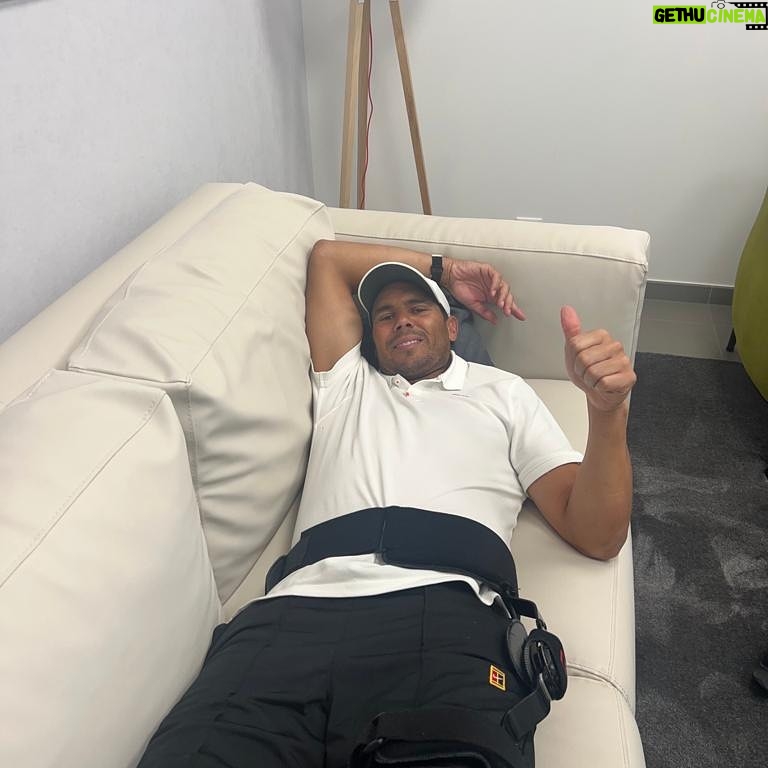 Rafael Nadal Instagram - ¡Hola a todos! Como sabéis anoche tuve una intervención quirúrgica. Todo ha ido bien con a artroscopia en el tendón del psoas izquierdo que me ha tenido apartado de la competición desde enero. También se regularizó una lesión antigua del labrum de mi cadera izquierda que con toda seguridad ayudará a la mejor evolución del tendón. Quiero agradecer a los doctores Marc Philippon, Jaume Vilaró y Angel Ruiz-Cotorro por su trabajo. Iniciaré la rehabilitación funcional progresiva inmediatamente y el proceso de recuperación normal me dicen que es de 5 meses, si todo va bien. Una vez más agradeceros todo el apoyo que me habéis mostrado y que me mostráis cada día. Hoy, además, en el día de mi cumpleaños; no el lugar deseado ni soñado pero así es la vida. GRACIAS 🙏🏻😘 Barcelona, Spain