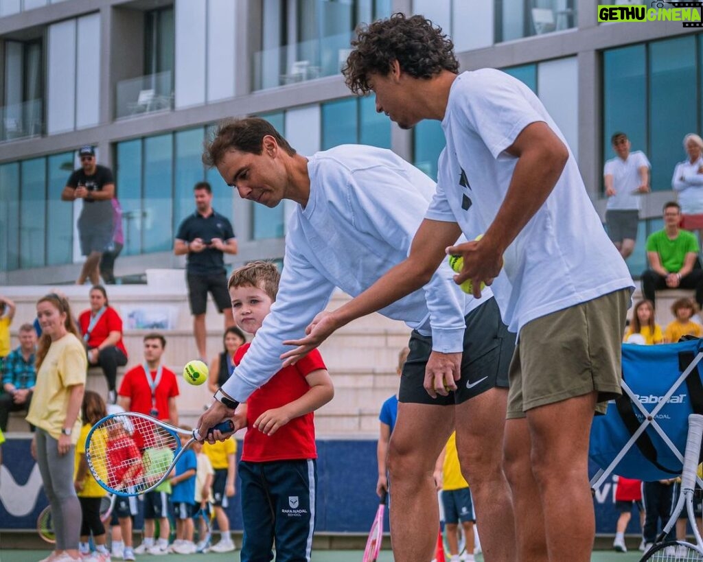 Rafael Nadal Instagram - Coaches, @rafanadalacademy players and @rafaelnadal himself have participated in the @rafanadal_school Sports Day. What a great experience for the kids! 😍 VAMOS‼️ Rafa Nadal Academy