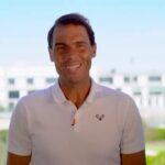 Rafael Nadal Instagram - Hola a todos. Hace un tiempo que no me comunico directamente con vosotros. Han sido unas semanas y unos meses difíciles. Como sabéis me hice una una lesión importante en Australia, en el Psoas. En principio tenían que ser de seis a ocho semanas de período de recuperación y ya vamos por la catorce. La realidad es que la situación no es la que hubiéramos esperado. Se han seguido todas indicaciones médicas, pero de alguna manera la evolución no ha sido la que en principio nos dijeron y nos encontramos en una situación que es difícil. Están pasando las semanas y tenía la ilusión de poder jugar en torneos que son los más importantes en mi carrera como Monte Carlo, Barcelona, Madrid, Roma, Roland Garros y de momento me he perdido Monte Carlo y Barcelona. No voy a poder estar en Madrid desgraciadamente. La lesión sigue sin curarse y no puedo trabajar lo que necesito para para competir. Estaba entrenando, pero ahora hace unos días hemos decidido cambiar un poquito de rumbo, hacer otro tratamiento y ver si las cosas mejoran para intentar llegar a lo que venga. No puedo dar plazos porque si los supiera os lo diría pero no lo sé. Esta es la situación actual. Quiero también mandar un saludo especial a todo el público de Madrid y español porque me habré perdido los dos torneos que se juegan aquí en casa. Todos sabéis lo que significa para mí jugar estos torneos y en este caso en Madrid que no voy a poder jugarlo con todo lo que me ha dado. No me queda más que intentar estar con la actitud adecuada durante todo este tiempo, intentar darme la oportunidad de competir en alguno de los torneos que queda de la temporada de tierra y no me queda más remedio que trabajar y estar con la mentalidad adecuada. Un abrazo muy fuerte a todos y en cuanto que tenga noticias pues os informaré. Gracias!