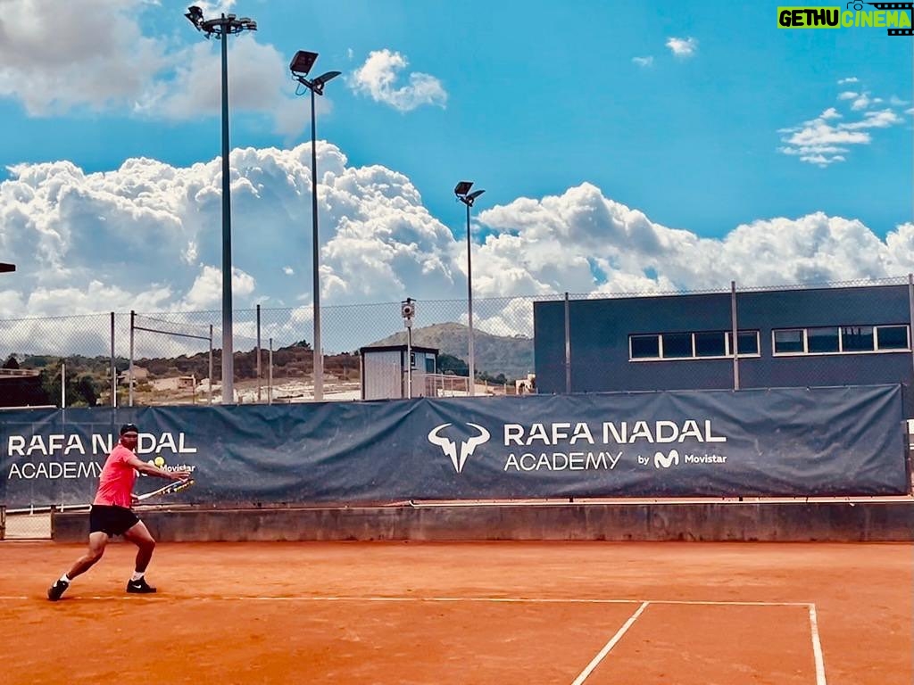 Rafael Nadal Instagram - Seguimos trabajando… 💪🏻 Rafa Nadal Academy