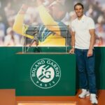 Rafael Nadal Instagram – 🤗 We’re so excited to have this sculpture at the @rafanadalmuseum! 😍

🗣️ @rafaelnadal: ”𝙍𝙤𝙡𝙖𝙣𝙙 𝙂𝙖𝙧𝙧𝙤𝙨 𝙞𝙨 𝙩𝙝𝙚 𝙢𝙤𝙨𝙩 𝙞𝙢𝙥𝙤𝙧𝙩𝙖𝙣𝙩 𝙥𝙡𝙖𝙘𝙚 𝙞𝙣 𝙢𝙮 𝙘𝙖𝙧𝙚𝙚𝙧 𝙖𝙣𝙙 𝙄’𝙢 𝙫𝙚𝙧𝙮 𝙝𝙖𝙥𝙥𝙮 𝙩𝙤 𝙝𝙖𝙫𝙚 𝙩𝙝𝙖𝙩 𝙨𝙩𝙖𝙩𝙪𝙚 𝙩𝙝𝙚𝙧𝙚. 𝘽𝙚𝙞𝙣𝙜 𝙖𝙗𝙡𝙚 𝙩𝙤 𝙝𝙖𝙫𝙚 𝙩𝙝𝙞𝙨 𝙧𝙚𝙥𝙡𝙞𝙘𝙖 𝙝𝙚𝙧𝙚, 𝙞𝙣 𝙢𝙮 𝙝𝙤𝙢𝙚 𝙩𝙤𝙬𝙣, 𝙖𝙩 𝙩𝙝𝙚 𝙈𝙪𝙨𝙚𝙪𝙢 𝙖𝙣𝙙 𝙞𝙣 𝙖 𝙥𝙡𝙖𝙘𝙚 𝙩𝙝𝙖𝙩 𝙞𝙨 𝙨𝙤 𝙘𝙡𝙤𝙨𝙚 𝙩𝙤 𝙢𝙚, 𝙛𝙤𝙧 𝙢𝙮 𝙛𝙖𝙢𝙞𝙡𝙮 𝙖𝙣𝙙 𝙛𝙤𝙧 𝙢𝙮 𝙩𝙚𝙖𝙢 𝙢𝙖𝙠𝙚𝙨 𝙞𝙩 𝙚𝙫𝙚𝙣 𝙢𝙤𝙧𝙚 𝙨𝙥𝙚𝙘𝙞𝙖𝙡.  𝙄’𝙢 𝙫𝙚𝙧𝙮 𝙜𝙧𝙖𝙩𝙚𝙛𝙪𝙡 𝙩𝙤 𝙚𝙫𝙚𝙧𝙮𝙤𝙣𝙚 𝙬𝙝𝙤 𝙝𝙖𝙨 𝙢𝙖𝙙𝙚 𝙞𝙩 𝙥𝙤𝙨𝙨𝙞𝙗𝙡𝙚 𝙖𝙣𝙙 𝙞𝙩 𝙞𝙨 𝙣𝙤𝙬 𝙝𝙚𝙧𝙚, 𝙖𝙡𝙤𝙣𝙜𝙨𝙞𝙙𝙚 𝙢𝙮 𝙩𝙧𝙤𝙥𝙝𝙞𝙚𝙨, 𝙨𝙤 𝙩𝙝𝙖𝙩 𝙚𝙫𝙚𝙧𝙮𝙤𝙣𝙚 𝙘𝙖𝙣 𝙘𝙤𝙢𝙚 𝙖𝙣𝙙 𝙨𝙚𝙚 𝙞𝙩”,

VAMOS‼️ Rafa Nadal Museum
