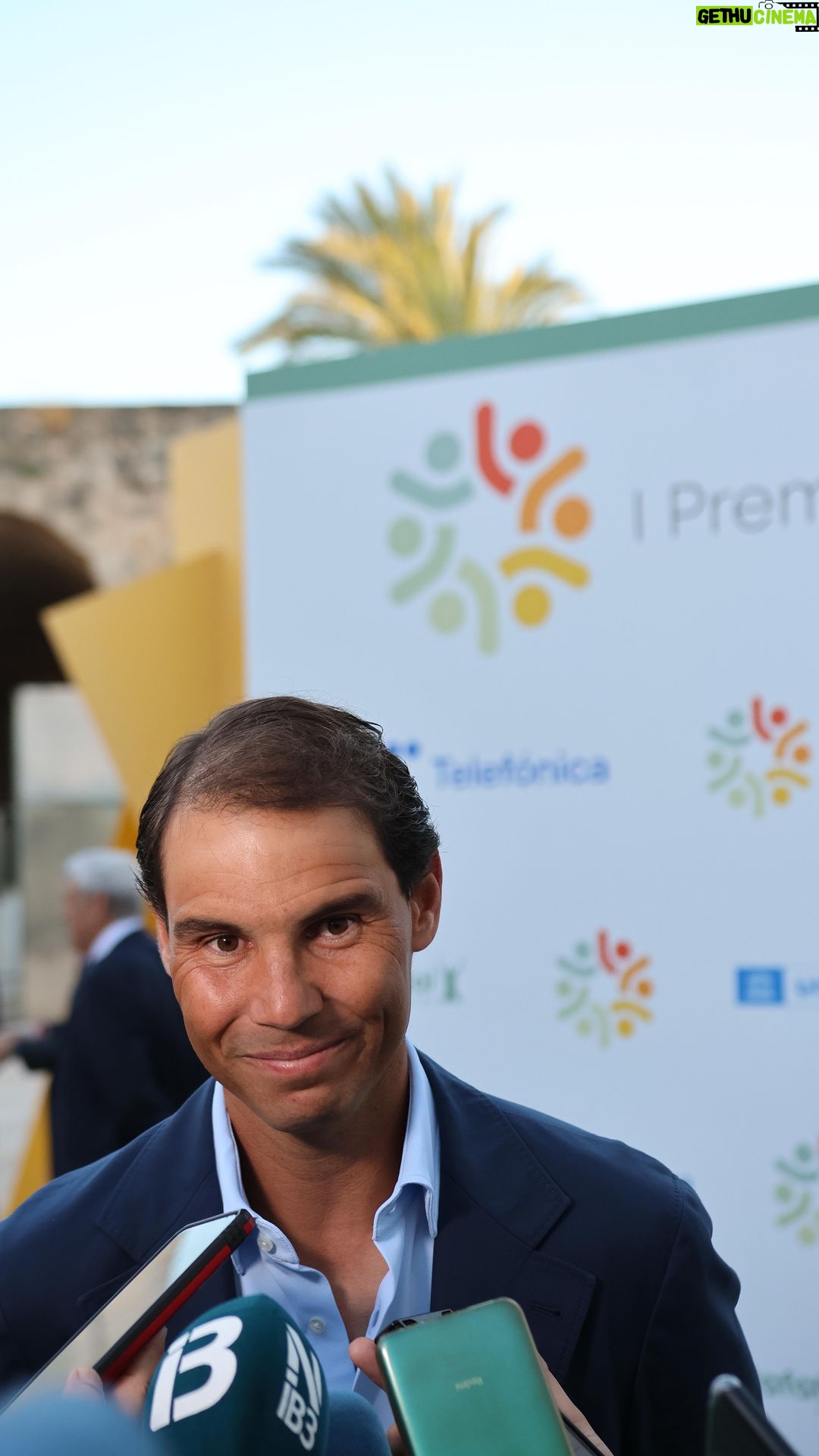 Rafael Nadal Instagram - Una noche mágica para la @frnadal en Palma de Mallorca celebrando los I Premios Fundación Rafa Nadal con el apoyo de @telefonica y la presencia de @unesco_es y @jorgebedoyazuazo 💚 Gracias a todos los que lo habéis hecho posible, enhorabuena a los cinco proyectos ganadores @fundacionkirira, @casalinfants, @el_arca_valencia, @mamasenacciones y @lqdvi 🔝 Seguiremos trabajando para poder impulsar muchas más ediciones! 💪🏼 GRACIAS!! #fundacionrafanadal #premios #ganadores #mallorca #convocatoria #social #tercersector #gracias Palma De Mallorca, Spain