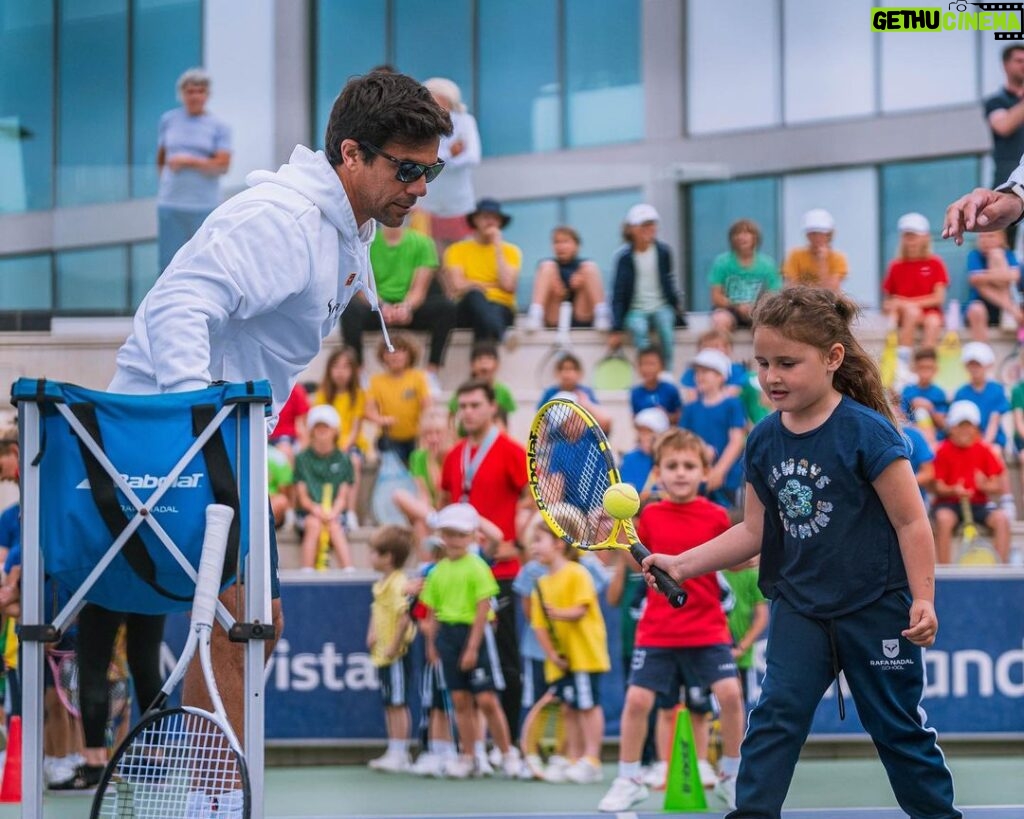 Rafael Nadal Instagram - Coaches, @rafanadalacademy players and @rafaelnadal himself have participated in the @rafanadal_school Sports Day. What a great experience for the kids! 😍 VAMOS‼️ Rafa Nadal Academy