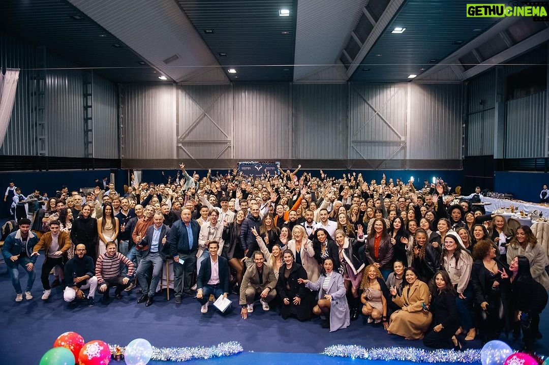 Rafael Nadal Instagram - Β‘πππ ππππ π₯π‘π! βΊοΈ Gracias a todas y cada una de las personas que forman parte de esta familia y que, con su esfuerzo, cariΓ±o y trabajo diario hacen que la @rafanadalacademy sea cada aΓ±o un lugar mejor. Β‘Tenemos muchas ganas de recibiros a todos en 2024! Β‘πππππ π‘ππ©ππππ π π§π’ππ’π¦! Thanks to each and every one of the people who are part of this family and who, with their effort, love and daily work make the @rafanadalacademy a better place every year. We are looking forward to welcoming you all in 2024! π΄ππππ πͺππππππππβΌοΈ Rafa Nadal Academy
