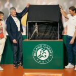 Rafael Nadal Instagram – 🤗 We’re so excited to have this sculpture at the @rafanadalmuseum! 😍

🗣️ @rafaelnadal: ”𝙍𝙤𝙡𝙖𝙣𝙙 𝙂𝙖𝙧𝙧𝙤𝙨 𝙞𝙨 𝙩𝙝𝙚 𝙢𝙤𝙨𝙩 𝙞𝙢𝙥𝙤𝙧𝙩𝙖𝙣𝙩 𝙥𝙡𝙖𝙘𝙚 𝙞𝙣 𝙢𝙮 𝙘𝙖𝙧𝙚𝙚𝙧 𝙖𝙣𝙙 𝙄’𝙢 𝙫𝙚𝙧𝙮 𝙝𝙖𝙥𝙥𝙮 𝙩𝙤 𝙝𝙖𝙫𝙚 𝙩𝙝𝙖𝙩 𝙨𝙩𝙖𝙩𝙪𝙚 𝙩𝙝𝙚𝙧𝙚. 𝘽𝙚𝙞𝙣𝙜 𝙖𝙗𝙡𝙚 𝙩𝙤 𝙝𝙖𝙫𝙚 𝙩𝙝𝙞𝙨 𝙧𝙚𝙥𝙡𝙞𝙘𝙖 𝙝𝙚𝙧𝙚, 𝙞𝙣 𝙢𝙮 𝙝𝙤𝙢𝙚 𝙩𝙤𝙬𝙣, 𝙖𝙩 𝙩𝙝𝙚 𝙈𝙪𝙨𝙚𝙪𝙢 𝙖𝙣𝙙 𝙞𝙣 𝙖 𝙥𝙡𝙖𝙘𝙚 𝙩𝙝𝙖𝙩 𝙞𝙨 𝙨𝙤 𝙘𝙡𝙤𝙨𝙚 𝙩𝙤 𝙢𝙚, 𝙛𝙤𝙧 𝙢𝙮 𝙛𝙖𝙢𝙞𝙡𝙮 𝙖𝙣𝙙 𝙛𝙤𝙧 𝙢𝙮 𝙩𝙚𝙖𝙢 𝙢𝙖𝙠𝙚𝙨 𝙞𝙩 𝙚𝙫𝙚𝙣 𝙢𝙤𝙧𝙚 𝙨𝙥𝙚𝙘𝙞𝙖𝙡.  𝙄’𝙢 𝙫𝙚𝙧𝙮 𝙜𝙧𝙖𝙩𝙚𝙛𝙪𝙡 𝙩𝙤 𝙚𝙫𝙚𝙧𝙮𝙤𝙣𝙚 𝙬𝙝𝙤 𝙝𝙖𝙨 𝙢𝙖𝙙𝙚 𝙞𝙩 𝙥𝙤𝙨𝙨𝙞𝙗𝙡𝙚 𝙖𝙣𝙙 𝙞𝙩 𝙞𝙨 𝙣𝙤𝙬 𝙝𝙚𝙧𝙚, 𝙖𝙡𝙤𝙣𝙜𝙨𝙞𝙙𝙚 𝙢𝙮 𝙩𝙧𝙤𝙥𝙝𝙞𝙚𝙨, 𝙨𝙤 𝙩𝙝𝙖𝙩 𝙚𝙫𝙚𝙧𝙮𝙤𝙣𝙚 𝙘𝙖𝙣 𝙘𝙤𝙢𝙚 𝙖𝙣𝙙 𝙨𝙚𝙚 𝙞𝙩”,

VAMOS‼️ Rafa Nadal Museum
