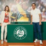 Rafael Nadal Instagram – 🤗 We’re so excited to have this sculpture at the @rafanadalmuseum! 😍

🗣️ @rafaelnadal: ”𝙍𝙤𝙡𝙖𝙣𝙙 𝙂𝙖𝙧𝙧𝙤𝙨 𝙞𝙨 𝙩𝙝𝙚 𝙢𝙤𝙨𝙩 𝙞𝙢𝙥𝙤𝙧𝙩𝙖𝙣𝙩 𝙥𝙡𝙖𝙘𝙚 𝙞𝙣 𝙢𝙮 𝙘𝙖𝙧𝙚𝙚𝙧 𝙖𝙣𝙙 𝙄’𝙢 𝙫𝙚𝙧𝙮 𝙝𝙖𝙥𝙥𝙮 𝙩𝙤 𝙝𝙖𝙫𝙚 𝙩𝙝𝙖𝙩 𝙨𝙩𝙖𝙩𝙪𝙚 𝙩𝙝𝙚𝙧𝙚. 𝘽𝙚𝙞𝙣𝙜 𝙖𝙗𝙡𝙚 𝙩𝙤 𝙝𝙖𝙫𝙚 𝙩𝙝𝙞𝙨 𝙧𝙚𝙥𝙡𝙞𝙘𝙖 𝙝𝙚𝙧𝙚, 𝙞𝙣 𝙢𝙮 𝙝𝙤𝙢𝙚 𝙩𝙤𝙬𝙣, 𝙖𝙩 𝙩𝙝𝙚 𝙈𝙪𝙨𝙚𝙪𝙢 𝙖𝙣𝙙 𝙞𝙣 𝙖 𝙥𝙡𝙖𝙘𝙚 𝙩𝙝𝙖𝙩 𝙞𝙨 𝙨𝙤 𝙘𝙡𝙤𝙨𝙚 𝙩𝙤 𝙢𝙚, 𝙛𝙤𝙧 𝙢𝙮 𝙛𝙖𝙢𝙞𝙡𝙮 𝙖𝙣𝙙 𝙛𝙤𝙧 𝙢𝙮 𝙩𝙚𝙖𝙢 𝙢𝙖𝙠𝙚𝙨 𝙞𝙩 𝙚𝙫𝙚𝙣 𝙢𝙤𝙧𝙚 𝙨𝙥𝙚𝙘𝙞𝙖𝙡.  𝙄’𝙢 𝙫𝙚𝙧𝙮 𝙜𝙧𝙖𝙩𝙚𝙛𝙪𝙡 𝙩𝙤 𝙚𝙫𝙚𝙧𝙮𝙤𝙣𝙚 𝙬𝙝𝙤 𝙝𝙖𝙨 𝙢𝙖𝙙𝙚 𝙞𝙩 𝙥𝙤𝙨𝙨𝙞𝙗𝙡𝙚 𝙖𝙣𝙙 𝙞𝙩 𝙞𝙨 𝙣𝙤𝙬 𝙝𝙚𝙧𝙚, 𝙖𝙡𝙤𝙣𝙜𝙨𝙞𝙙𝙚 𝙢𝙮 𝙩𝙧𝙤𝙥𝙝𝙞𝙚𝙨, 𝙨𝙤 𝙩𝙝𝙖𝙩 𝙚𝙫𝙚𝙧𝙮𝙤𝙣𝙚 𝙘𝙖𝙣 𝙘𝙤𝙢𝙚 𝙖𝙣𝙙 𝙨𝙚𝙚 𝙞𝙩”,

VAMOS‼️ Rafa Nadal Museum