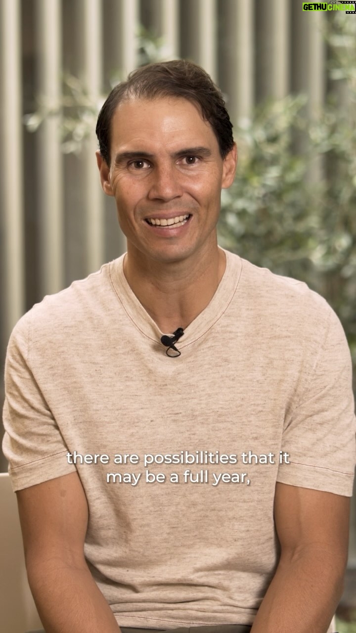 Rafael Nadal Instagram - Mi última reflexión tras el anuncio… 📣 👉🏻 claro que he pensado que no tenía sentido (volver a competir)… que son muchos años… 👉🏻 He luchado y he mantenido la ilusión en todo momento 👉🏻 He tenido la gente adecuada a mi alrededor como siempre he tenido en toda mi carrera… 👉🏻 … la gente que quiere verme jugar ha tenido un impacto… 👉🏻 Hay muchas posibilidades que sea mi último año, sin lugar a dudas. Gracias a todos. #Tenis #comeback #instasports 📹 @rafanadalacademy Rafa Nadal Academy