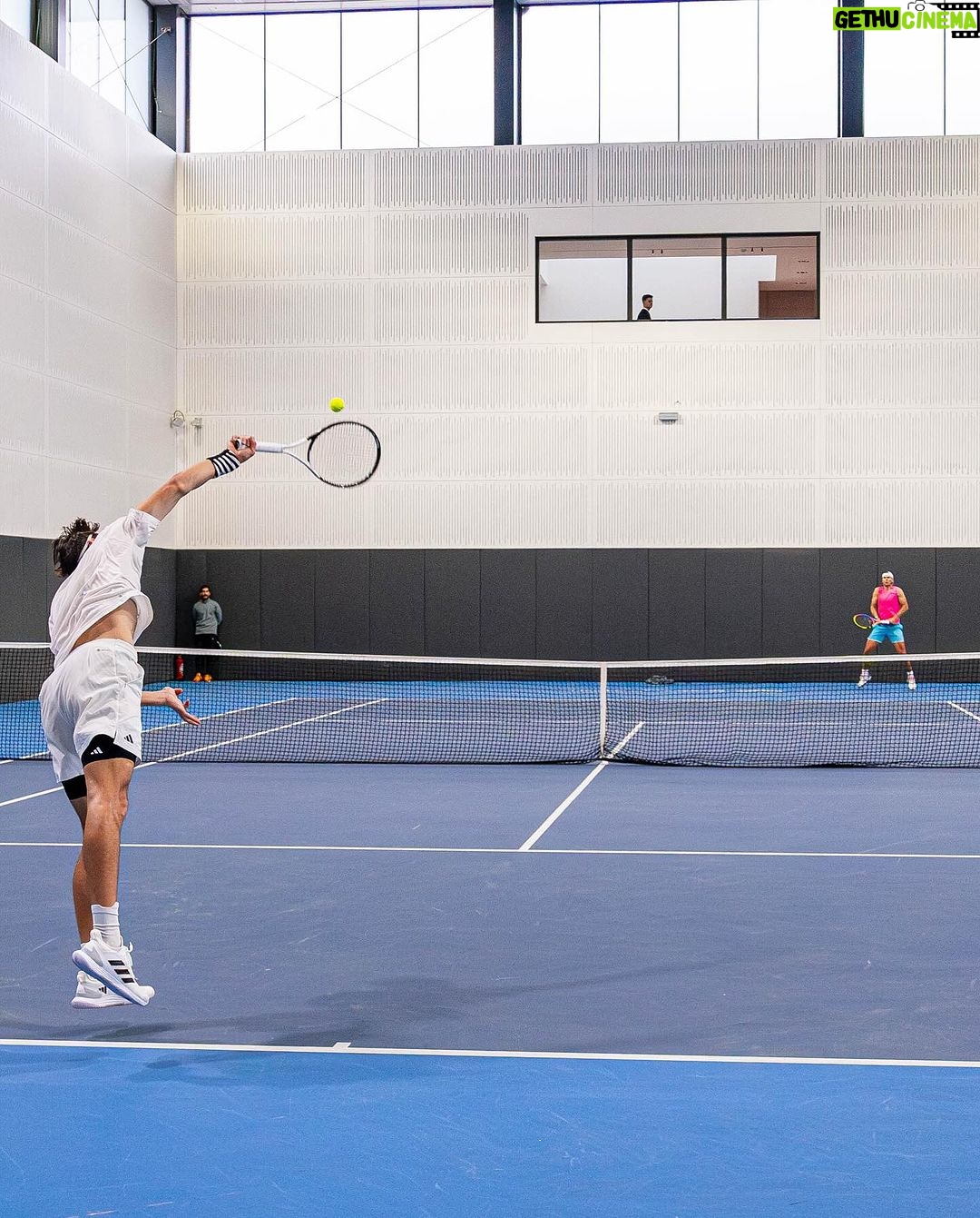 Rafael Nadal Instagram - ๐ช๐ผ โ๐ ๐ฉ๐๐๐ฃ๐ ๐'๐ข ๐ง๐๐๐๐ฎ ๐๐ฃ๐ ๐ ๐ฉ๐ง๐ช๐จ๐ฉ ๐๐ฃ๐ ๐๐ค๐ฅ๐ ๐ฉ๐๐๐ฉ ๐ฉ๐๐๐ฃ๐๐จ ๐ฌ๐๐ก๐ก ๐๐ค ๐ฌ๐๐ก๐ก. ๐๐๐๐ฉ ๐ฌ๐๐ก๐ก ๐๐๐ซ๐ ๐ข๐ ๐ฉ๐๐ ๐ค๐ฅ๐ฅ๐ค๐ง๐ฉ๐ช๐ฃ๐๐ฉ๐ฎ ๐ฉ๐ค ๐๐ฃ๐๐ค๐ฎ ๐ข๐ฎ๐จ๐๐ก๐ ๐ค๐ฃ ๐ฉ๐๐ ๐๐ค๐ช๐ง๐ฉโ ๐ช๐ผ @rafaelnadal & @gabriel_debru ๐ฅ at the @rafanadalacademy! VAMOSโผ๏ธ Rafa Nadal Academy