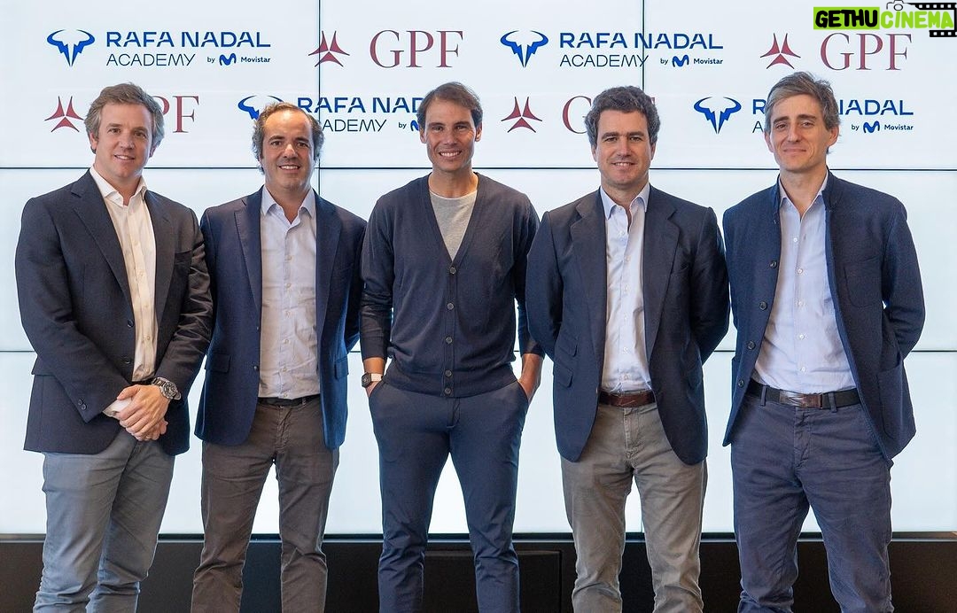 Rafael Nadal Instagram - ยก๐ง๐ฒ๐ป๐ฒ๐บ๐ผ๐ ๐๐ป๐ฎ ๐ด๐ฟ๐ฎ๐ป ๐ป๐ผ๐๐ถ๐ฐ๐ถ๐ฎ ๐พ๐๐ฒ ๐ฐ๐ผ๐บ๐ฝ๐ฎ๐ฟ๐๐ถ๐ฟ ๐ฐ๐ผ๐ป ๐๐ผ๐๐ผ๐๐ฟ๐ผ๐! โฌ๏ธ La @rafanadalacademy acelerarรก sus planes de expansiรณn internacional con la entrada de GPF! @rafaelnadal ha dado un paso definitivo en su compromiso de promover los valores en el deporte y la educaciรณn en jรณvenes y adultos de todo el mundo y acelera sus planes de expansiรณn internacional dando entrada en el accionariado a GPF, quien comparte los valores promovidos en la Rafa Nadal Academy ademรกs de una gran identidad cultural y generacional con Rafa Nadal. โ๐๐ถ๐ณ๐ข๐ฏ๐ต๐ฆ ๐ฎ๐ถ๐ค๐ฉ๐ฐ๐ด ๐ขรฑ๐ฐ๐ด ๐ฉ๐ฆ๐ฎ๐ฐ๐ด ๐ต๐ณ๐ข๐ฃ๐ข๐ซ๐ข๐ฅ๐ฐ ๐ฑ๐ข๐ณ๐ข ๐ค๐ฐ๐ฏ๐ด๐ฐ๐ญ๐ช๐ฅ๐ข๐ณ ๐ญ๐ข ๐ข๐ค๐ข๐ฅ๐ฆ๐ฎ๐ช๐ข ๐ฆ๐ฏ ๐๐ข๐ญ๐ญ๐ฐ๐ณ๐ค๐ข ๐บ ๐ฆ๐ฎ๐ฑ๐ฆ๐ป๐ข๐ณ ๐ข ๐ฆ๐ด๐ต๐ข๐ณ ๐ฆ๐ฏ ๐ฅ๐ช๐ง๐ฆ๐ณ๐ฆ๐ฏ๐ต๐ฆ๐ด ๐ฑ๐ข๐ณ๐ต๐ฆ๐ด ๐ฅ๐ฆ๐ญ ๐ฎ๐ถ๐ฏ๐ฅ๐ฐ. ๐๐ด๐ต๐ฐ๐บ ๐ฑ๐ฆ๐ณ๐ด๐ฐ๐ฏ๐ข๐ญ๐ฎ๐ฆ๐ฏ๐ต๐ฆ ๐ฎ๐ถ๐บ ๐ด๐ข๐ต๐ช๐ด๐ง๐ฆ๐ค๐ฉ๐ฐ ๐ค๐ฐ๐ฏ ๐ต๐ฐ๐ฅ๐ฐ ๐ญ๐ฐ ๐ฒ๐ถ๐ฆ ๐ฉ๐ฆ๐ฎ๐ฐ๐ด ๐ฉ๐ฆ๐ค๐ฉ๐ฐ ๐ฉ๐ข๐ด๐ต๐ข ๐ข๐ฉ๐ฐ๐ณ๐ข ๐บ ๐ฑ๐ฐ๐ณ ๐ฆ๐ด๐ฐ ๐ฎ๐ฆ ๐ฉ๐ข๐ค๐ฆ ๐ฆ๐ด๐ฑ๐ฆ๐ค๐ช๐ข๐ญ ๐ช๐ญ๐ถ๐ด๐ชรณ๐ฏ ๐ข๐ณ๐ณ๐ข๐ฏ๐ค๐ข๐ณ ๐ถ๐ฏ๐ข ๐ฏ๐ถ๐ฆ๐ท๐ข ๐ฆ๐ต๐ข๐ฑ๐ข ๐ฅ๐ฆ ๐ฆ๐น๐ฑ๐ข๐ฏ๐ด๐ชรณ๐ฏ ๐ช๐ฏ๐ต๐ฆ๐ณ๐ฏ๐ข๐ค๐ช๐ฐ๐ฏ๐ข๐ญ ๐ฅ๐ฆ ๐ญ๐ข ๐ฎ๐ข๐ฏ๐ฐ ๐ฅ๐ฆ ๐๐๐, ๐ฒ๐ถ๐ช๐ฆ๐ฏ ๐ค๐ฐ๐ฎ๐ฑ๐ข๐ณ๐ต๐ฆ ๐ฏ๐ถ๐ฆ๐ด๐ต๐ณ๐ฐ๐ด ๐ท๐ข๐ญ๐ฐ๐ณ๐ฆ๐ด, ๐ท๐ช๐ด๐ชรณ๐ฏ ๐ฆ ๐ช๐ญ๐ถ๐ด๐ชรณ๐ฏ. ๐๐ด๐ต๐ฐ๐บ ๐ค๐ฐ๐ฏ๐ท๐ฆ๐ฏ๐ค๐ช๐ฅ๐ฐ ๐ฅ๐ฆ ๐ฒ๐ถ๐ฆ ๐ฆ๐ด๐ต๐ข ๐ข๐ด๐ฐ๐ค๐ช๐ข๐ค๐ชรณ๐ฏ ๐ด๐ฆ๐ณรก ๐ถ๐ฏ รฉ๐น๐ช๐ต๐ฐ ๐ฒ๐ถ๐ฆ ๐ฏ๐ฐ๐ด ๐ข๐บ๐ถ๐ฅ๐ข๐ณรก ๐ข ๐ข๐ค๐ฆ๐ญ๐ฆ๐ณ๐ข๐ณ ๐ฆ๐ญ ๐ค๐ณ๐ฆ๐ค๐ช๐ฎ๐ช๐ฆ๐ฏ๐ต๐ฐ ๐ฅ๐ฆ๐ญ ๐จ๐ณ๐ถ๐ฑ๐ฐโ, ha afirmado el propio. ๐๐ป Podรฉis encontrar mรกs informaciรณn en la web www.rafanadalacademy.com o en nuestros stories. โโโโโโ We have great news to share with you! The @rafanadalacademy accelerattes its international expansion with the entry of GPF Rafa Nadal takes a decisive step in his commitment to promoting values in sports and education among youth and adults worldwide, accelerating its international expansion plans by welcoming GPF as a shareholder, who shares the values promoted at the Rafa Nadal Academy and has a strong cultural and generational identity with Rafa Nadal. ๐๐ป You can find more information on the website www.rafanadalacademy.com or in our IG stories.