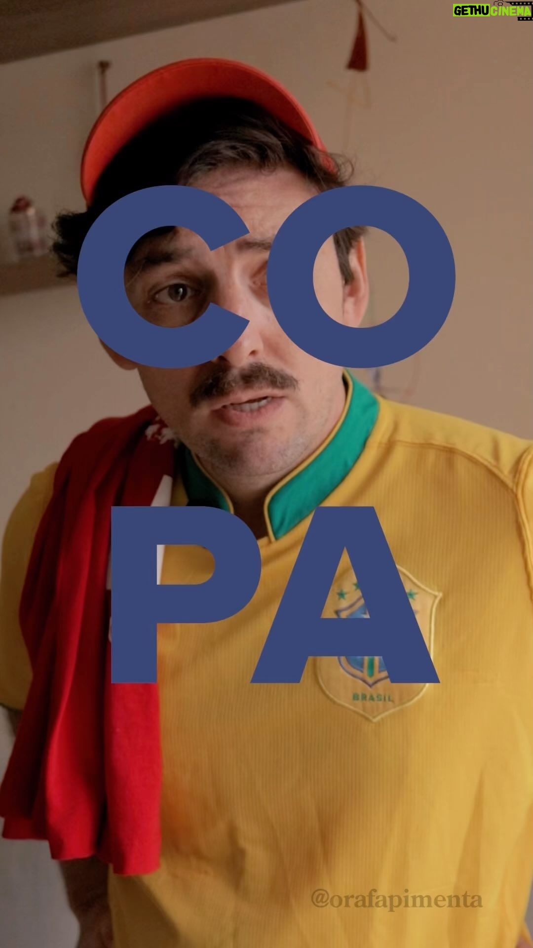 Rafael Pimenta Instagram - Quem é você na copa?? Deixe aí nos comentários ⚽️🇧🇷 #rafaelpimenta #humor #comedia #copa #memesdacopa Elenco: Rafael Pimenta Roteiro: Rafael Pimenta e Thiago Prade Videomaker: Gabriel Lopes Edição: Guilherme Souza Arte: Cristian Yohan Redes Sociais: Amanda Misturini e Sabrina Porto Gerenciamento: Flocks Comercial: Pimenta@Flocks.tv