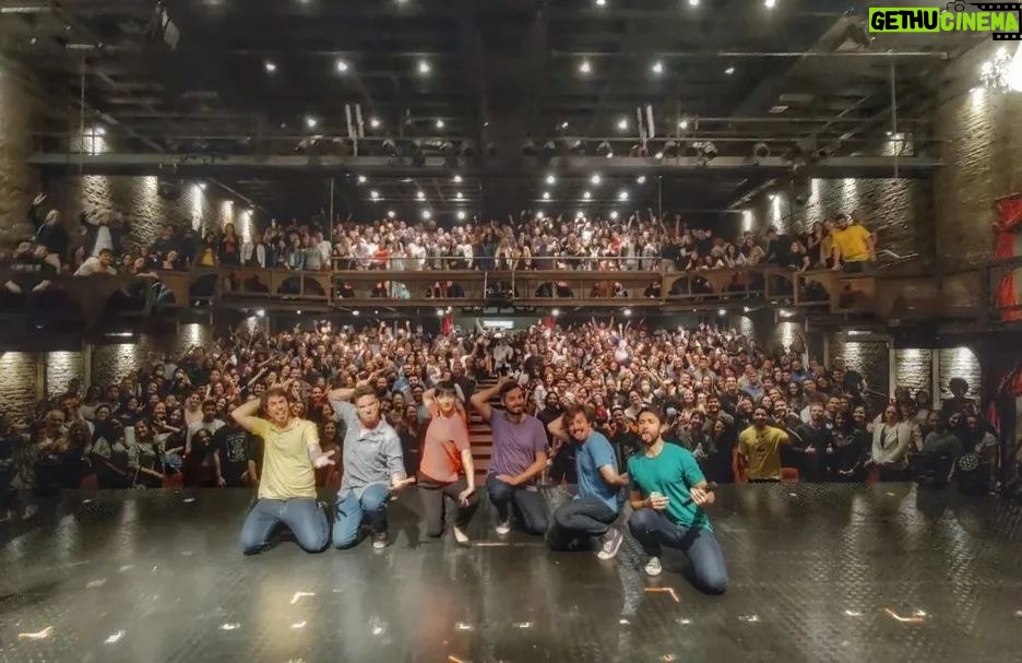 Rafael Pimenta Instagram - Eu tenho muita sorte. Me apresentar com Improvável, junto a colegas tão talentosos e queridos, é sempre um motivo de muita felicidade. @ciabarbixas @bellamarcatti @andres_girando Teatro Claro MAIS RJ