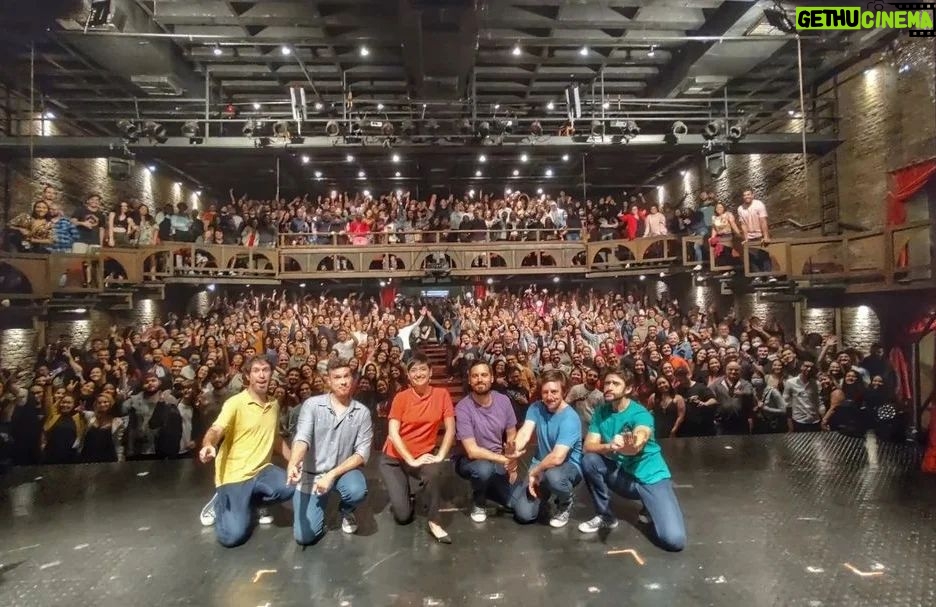 Rafael Pimenta Instagram - Eu tenho muita sorte. Me apresentar com Improvável, junto a colegas tão talentosos e queridos, é sempre um motivo de muita felicidade. @ciabarbixas @bellamarcatti @andres_girando Teatro Claro MAIS RJ