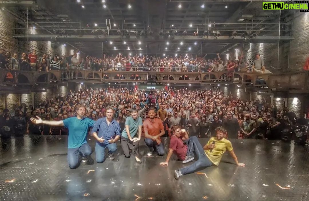 Rafael Pimenta Instagram - Eu tenho muita sorte. Me apresentar com Improvável, junto a colegas tão talentosos e queridos, é sempre um motivo de muita felicidade. @ciabarbixas @bellamarcatti @andres_girando Teatro Claro MAIS RJ