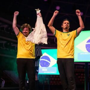 Rafael Pimenta Instagram - Campeões do Mundo! No último sábado eu e @notfakedaniel saímos vencedores do 1° Mundial de Improvisação, organizado pelos @instantaneosimpro no @coliseudosrecreios em Lisboa

Me sinto muito feliz! Muito obrigado ao público que compareceu, à equipe do festival e aos colegas de cena @marco77graca @piolojuvera @nuno_fradique
@forms007 @pvc1789 @ricardozarraga @ignacio.lopez.b @palomacordobaactriz @andreaagaetan Mico Pugliares @aflugom @leocaicedozaza @gustavomirandaa @gigiogiraldo