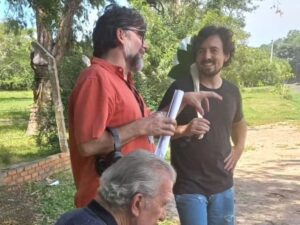 Rafael Pimenta Instagram - Começaram as gravações de NEM LÁ, NEM CÁ - longa metragem que escrevi com @tatiananequete e @lisandroleesantos
Direção da Tati e produção @bacteriafilmes @druzina_content @ziriguitoon @ieciners

Hj tive a oportunidade de contracenar com o grande Clemente Viscaíno, @haylinevitoria e a @danutazaghetto ❤️

#nemlánemcá #nlnc