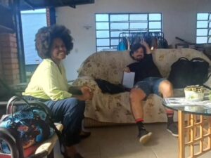 Rafael Pimenta Instagram - Começaram as gravações de NEM LÁ, NEM CÁ - longa metragem que escrevi com @tatiananequete e @lisandroleesantos
Direção da Tati e produção @bacteriafilmes @druzina_content @ziriguitoon @ieciners

Hj tive a oportunidade de contracenar com o grande Clemente Viscaíno, @haylinevitoria e a @danutazaghetto ❤️

#nemlánemcá #nlnc