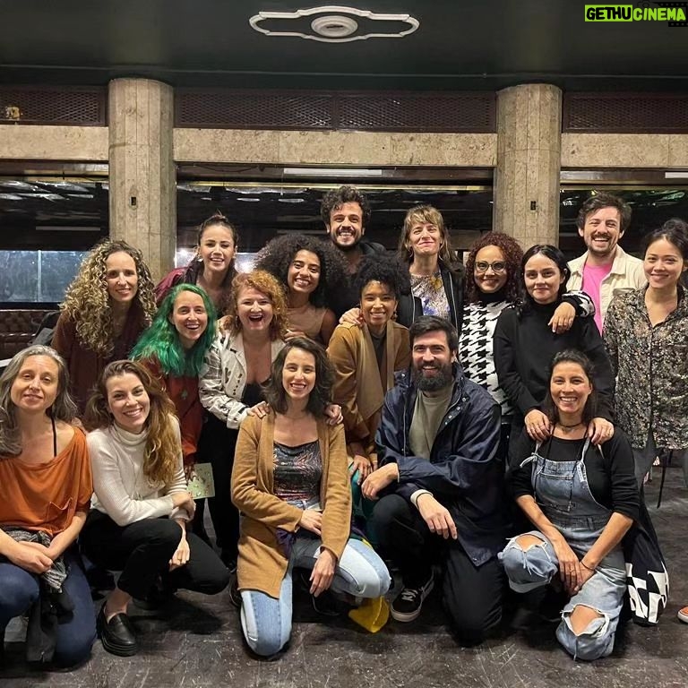 Rafael Pimenta Instagram - Fiz um balanço de 2023 e juntei umas imagens que dão uma boa resumida. Algumas lembranças ficaram de fora por falta de imagem, outras por sigilo, e outras ainda por privacidade. Mas o que importa é que no fim das contas o 1o ano sem medo de covid foi bom. 1 - shows por esse Brasilzão 2 - vídeos que viralizaram 3 - a volta do @serienecropolis no canal Brasil e Globoplay 4 - publicação do meu texto escrito dentro do Núcleo de Dramaturgia do Sesi SP 5 - o núcleo de dramaturgia do @ibt.teatro 6 - o lançamento do nosso podcast @supernormalpod 7 - as pedrinhas do rim que se foram 8 - e meu primeiro papel protagonista em um longa (assinando roteiro) que começamos a gravar em janeiro