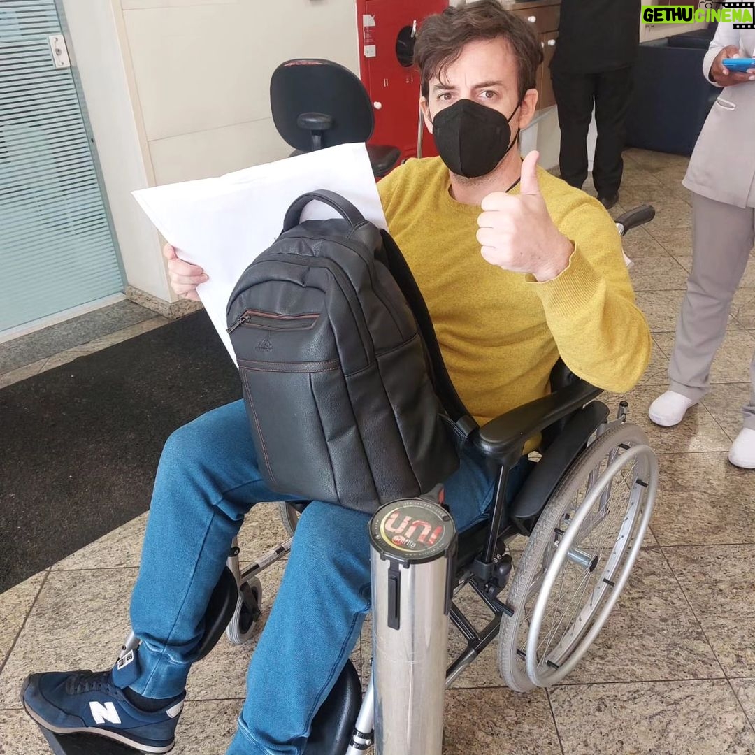 Rafael Pimenta Instagram - Fiz um balanço de 2023 e juntei umas imagens que dão uma boa resumida. Algumas lembranças ficaram de fora por falta de imagem, outras por sigilo, e outras ainda por privacidade. Mas o que importa é que no fim das contas o 1o ano sem medo de covid foi bom. 1 - shows por esse Brasilzão 2 - vídeos que viralizaram 3 - a volta do @serienecropolis no canal Brasil e Globoplay 4 - publicação do meu texto escrito dentro do Núcleo de Dramaturgia do Sesi SP 5 - o núcleo de dramaturgia do @ibt.teatro 6 - o lançamento do nosso podcast @supernormalpod 7 - as pedrinhas do rim que se foram 8 - e meu primeiro papel protagonista em um longa (assinando roteiro) que começamos a gravar em janeiro