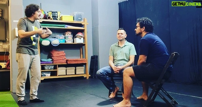 Rafael Pimenta Instagram - 📢 Começou ontem o workshop de IMPROVISO com o Rafael Pimenta 📢 Fotos de alguns dos momentos da aula com essa turma elegante e sincera 🥸😎 🫵🏽 você está na turma e aparece nessa foto? Comenta aqui o que achou da aula, assim a gente te acha por aqui também! 📸 @gabdeira #ProAC2022 #casa11 #improviso #rafaelpimenta #escoladeteatro #escoladepalhaçaria #comédia #humor #auladeimprovisacao #improvisoteatral #WorkshopDeImproviso #Risadas #MomentosInesquecíveis Casa 11