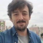 Rafael Pimenta Instagram – Tá chegando! Devido à altíssima procura teremos mais uma edição do Workshop de Improvisação Teatral com o @orafapimenta , campeão mundial de improviso em 2022. 👏👏 Dias 18 e 19/12 (segunda e terça) das 19 às 22 horas na @casadeespetaculos . 😀😀🎭❤️

Informações e inscrições no link da BIO da @comicacultural , whatsapp 51 98154-0682 ou e-mail comicacultural@terra.com.br. Corre que restam poucas vagas! 🏃‍♂️🏃‍♂️🏃‍♀️🏃‍♀️

Que técnicas nos ajudam a enfrentar situações inesperadas no teatro e na vida?
Em dois encontros, o curso de improvisação teatral parte da construção da cena para que o participante desenvolva uma atitude mais generosa frente aos desafios mais diversos com prazer e leveza. Através de  exercícios, jogos e estímulos, os alunos criarão histórias, cenas, personagens, diálogos e imagens de modo espontâneo. E assim, poderão aprimorar ferramentas de construção narrativa e atuação cênica.

O curso pretende trabalhar de forma prática os fundamentos da linguagem da improvisação teatral. A partir de jogos, as técnicas e os conceitos serão exercitados em cena estimulando o participante a reconhecê-los e a incorporá-los na sua atuação. Serão abordadas noções de jogo, de percepção cênica, de atuação e de narrativa, tais como escuta, aceitação, prazer, ritmo, plataforma, conflito e status.

Rafael Pimenta é ator e improvisador. No teatro, atuou em Diabinho e Outras Peças Curtas, Portátil (Porta dos Fundos), Improvável (Cia. Barbixas) e Jogando no Quintal. Cursou o Diplomado de Improvisação Teatral, em Bogotá. Participa regularmente de festivais de improvisação teatral pelo mundo, sendo campeão mundial em formato competitivo, em 2022, em Lisboa. Também protagonizou as séries Necrópolis, Condomínio Jaqueline e X-Coração e participou do reality show Futuro Ex-Porta (Porta dos Fundos).

#rafaelpimenta #comicacultural #casadeespetaculospoa #portadosfundos
#futuroexporta #campeonatodeimproviso #improvisacaoteatral #cursosdeteatrors