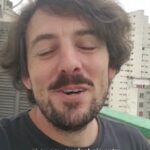 Rafael Pimenta Instagram - Tem curso novo com professor novo aterrissando na Casa!!!! Já não é novidade que o Improviso vem compondo a nossa curadoria de cursos, caminhando com grandes nomes ao lado da Palhaçaria, num balé humorístico sem precedentes, onde quem ganha é a Comunidade Onzer (sim, apelido carinhoso que nos damos e a vocês que integram nosso mundinho). Dito isso, damos as boas vindas ao querido Rafael Pimenta, @orafapimenta , que conduzirá um workshop de improvisação aqui :) 🎭 Workshop de Improviso 14, 15 e 16 de Abril sexta das 19:30 às 10:30 sábado e domingo das 14:00 às 18:30 O Rafa é ator, improvisador e diretor de teatro. Protagoniza a série de humor “Necrópolis”, disponível na Netflix. Atuou ainda no espetáculo Jogando no Quintal, nas séries “Condomínio Jaqueline”, do canal Fox, “X-Coração”, animação do canal Disney XD, e "Confessionário Online". Foi também um dos participantes do Reality Show “Futuro Ex-Porta” do Porta dos Fundos. Para mais informações acesse nosso site, www.casa11.com.br (tem link direto pra ele na descrição do nosso perfil), chame a gente no whatsapp (11) 93474 2015 ou fale pra gente aqui nos comentários que você tem interesse que a gente te chama para mais detalhes 🙃 #casa11 #palhaço #escoladeteatro #palhaçaria #narizvermelho #clown #cursodeteatro  #cursodepalhaço #comédia #humor #palhacese #improviso Casa 11