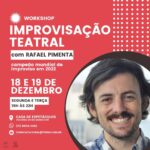 Rafael Pimenta Instagram – Devido a altíssima procura, teremos a segunda edição do Workshop de Improvisação Teatral com o @orafapimenta , campeão mundial de improviso em 2022. 🏆🎭❤️ Dias 18 e 19/12, das 19 às 22 horas, na @casadeespetaculos . 😀👏

Informações e inscrições no link da BIO da @comicacultural , whatsapp 51 98154-0682 ou no e-mail comicacultural@terra.com.br.

Que técnicas nos ajudam a enfrentar situações inesperadas no teatro e na vida?
Em dois encontros, o curso de improvisação teatral parte da construção da cena para que o participante desenvolva uma atitude mais generosa frente aos desafios mais diversos com prazer e leveza. Através exercícios, jogos e estímulos, os alunos criarão histórias, cenas, personagens, diálogos e imagens de modo espontâneo. E assim, poderão aprimorar ferramentas de construção narrativa e atuação cênica.

O curso pretende trabalhar de forma prática os fundamentos da linguagem da improvisação teatral. A partir de jogos, as técnicas e os conceitos serão exercitados em cena estimulando o participante a reconhecê-los e a incorporá-los na sua atuação. Serão abordadas noções de jogo, de percepção cênica, de atuação e de narrativa, tais como escuta, aceitação, prazer, ritmo, plataforma, conflito e status.

Rafael Pimenta é ator e improvisador. No teatro, atuou em Diabinho e Outras Peças Curtas, Portátil (Porta dos Fundos), Improvável (Cia. Barbixas) e Jogando no Quintal. Cursou o Diplomado de Improvisação Teatral, em Bogotá. Participa regularmente de festivais de improvisação teatral pelo mundo, sendo campeão mundial em formato competitivo, em 2022, em Lisboa. Também protagonizou as séries Necrópolis, Condomínio Jaqueline e X-Coração e participou do reality show Futuro Ex-Porta (Porta dos Fundos).

Arte gráfica: @catharinaconte 
#rafaelpimenta #improvisacaoteatral #barbixas #portadosfundos #comicacultural #casadeespetaculospoa #futuroexporta #cursosdecomedia Porto Alegre, Rio Grande do Sul