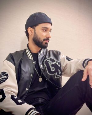 Raghav Juyal Instagram - Photos pe sala views to aate nahi , 
chalo koi nahi ,kuch cheese apna mann behelane ke liye bhi ki jaati hain .
Tell me which is the best one ?
