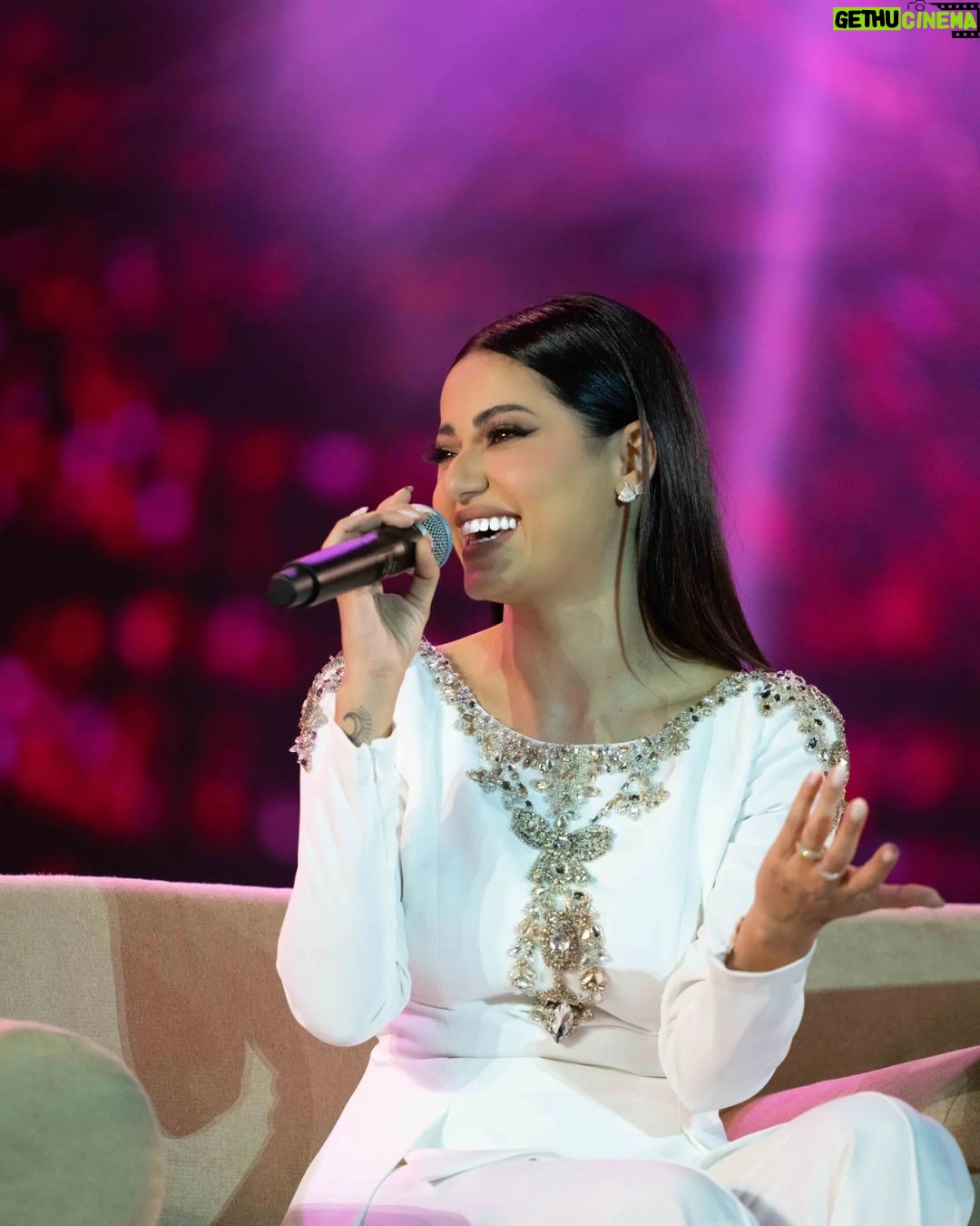 Rahma Riyad Instagram - . نجمة سطعت في سماء الأغنية العربية.. غنت للإنسان وللحب.. فأطربت الآذان وسكنت القلوب .. رحمة رياض الآن مدرج خورفكان Rahma Riad is now on stage with her delicate and sweet voice #هلاخورفكان #خورفكان #مدرج_خورفكان #letskhorfakkan #Khorfakkan #KhorfakkanAmphitheatre Khorfakkan Amphitheatre