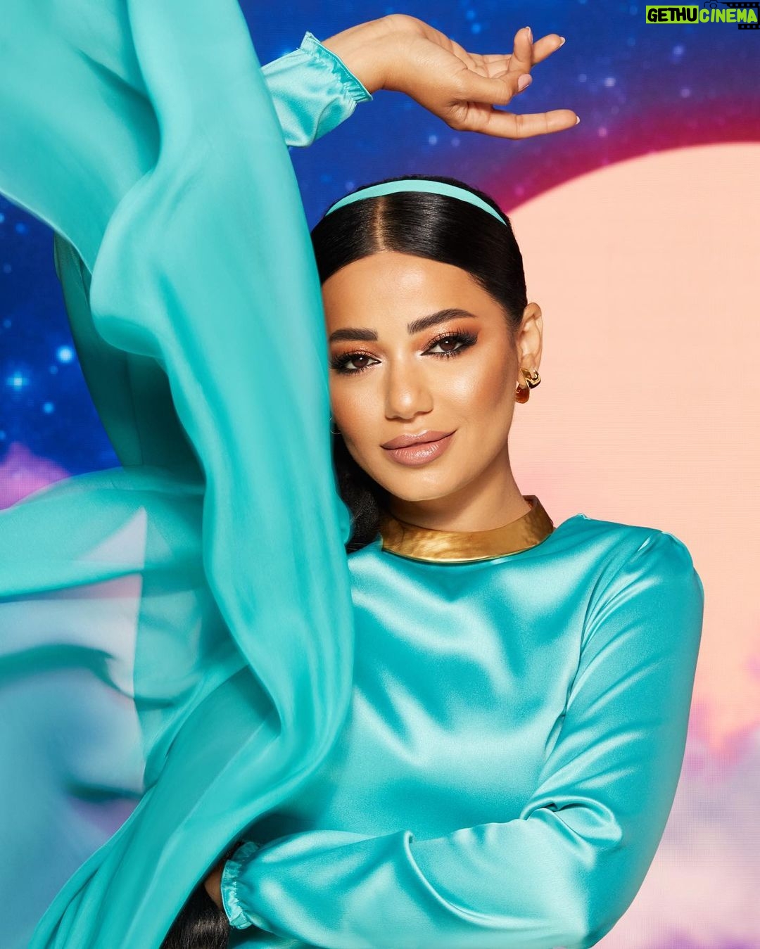 Rahma Riyad Instagram - تسوقي الآن! "ذا دارينج دريمر"💖✨
حبيباتي، أنا سعيدة للغاية لأن الموهوبة والجميلة المُشرقة @rahmariadh هي وجه إطلالة "ذا دارينج دريمر" لحملة #ديزني١٠٠_و_شارلوت_تلبوري!🌟 مستوحاة من أميرة @Disney #ياسمين، إنها تتعلق بتألق ذهبي وعيون لامعة ومتلألئة لسحر العالم بأسره! احصلي على بشرة رحمة التي تنبض بالحياة وعيون سموكي جذابة باستخدام إصدار ديزني100 من الهايلايتر "بيوتي لايت واندس" و"لكجيري باليت" بالدرجة بيلا صوفيا الآن!! إنها مجموعة مُنتجات الجمال التي ستجعل جميع أحلامكِ تتحقق!! تسوقي مُنتجات ديزني١٠٠ وشارلوت تلبوري بيوتي حصرياً في متاجر شارلوت تلبوري بالشرق الأوسط SHOP NOW! THE DARING DREAMER 💖✨
Darlings, I am so delighted that the talented, radiant beauty @rahmariadh is the Daring Dreamer for my #Disney100XCharlotteTilbury campaign!🌟 Inspired by @Disney’s #Jasmine, it’s all about a GOLDEN GLOW and SHINING, SHIMMERING EYES to mesmerise the whole world! Get Rahma’s lit-from-within skin and sultry smokey eyes with my Disney100 Beauty Light Wands and Luxury Palette in Bella Sofia now!! It’s the beauty collection to make all your DREAMS come true!! Shop Disney100 x Charlotte Tilbury Beauty EXCLUSIVELY in my Middle East Beauty Wonderlands🌟 #Jasmine #Disney100xCharlotteTilbury #CharlotteTilbury #Disney100 #DisneyStyle