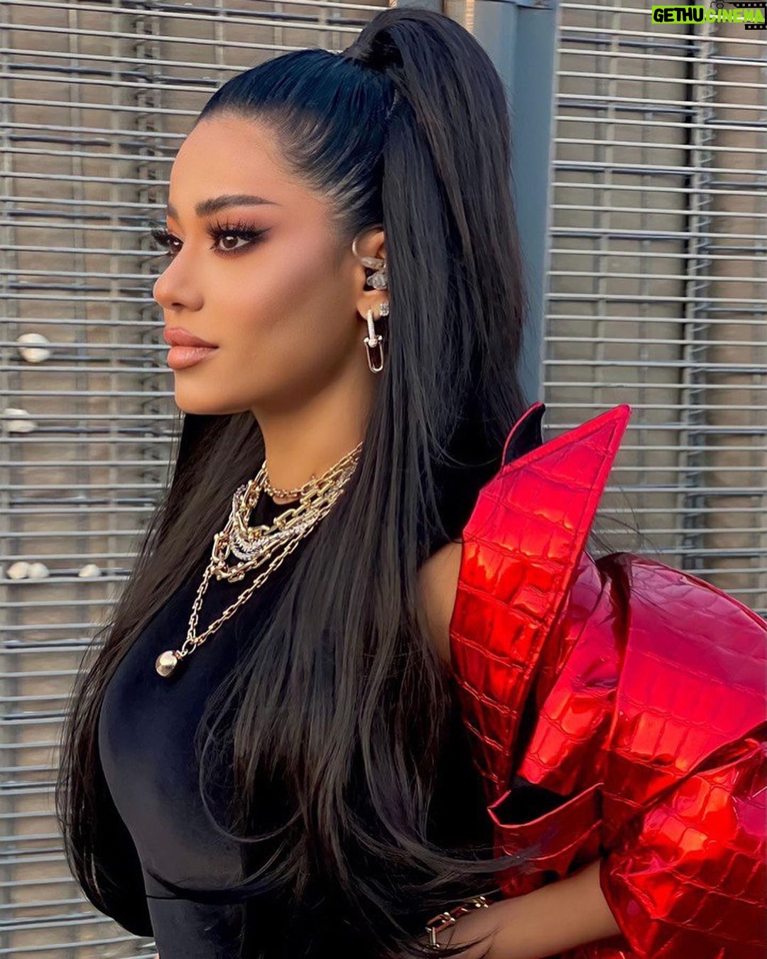 Rahma Riyad - 410.4K Likes - إستمديت من طاقتكم هواية حماس في العرض النهائي ل #مونديال_قطر2022 🔥
A great pleasure was performing infront of the huge crowd of the #FIFAWorldCup2022 ⚽️
Thank you for an outstanding event #Qatar ❤️
#RahmaRiad | #رحمة_رياض