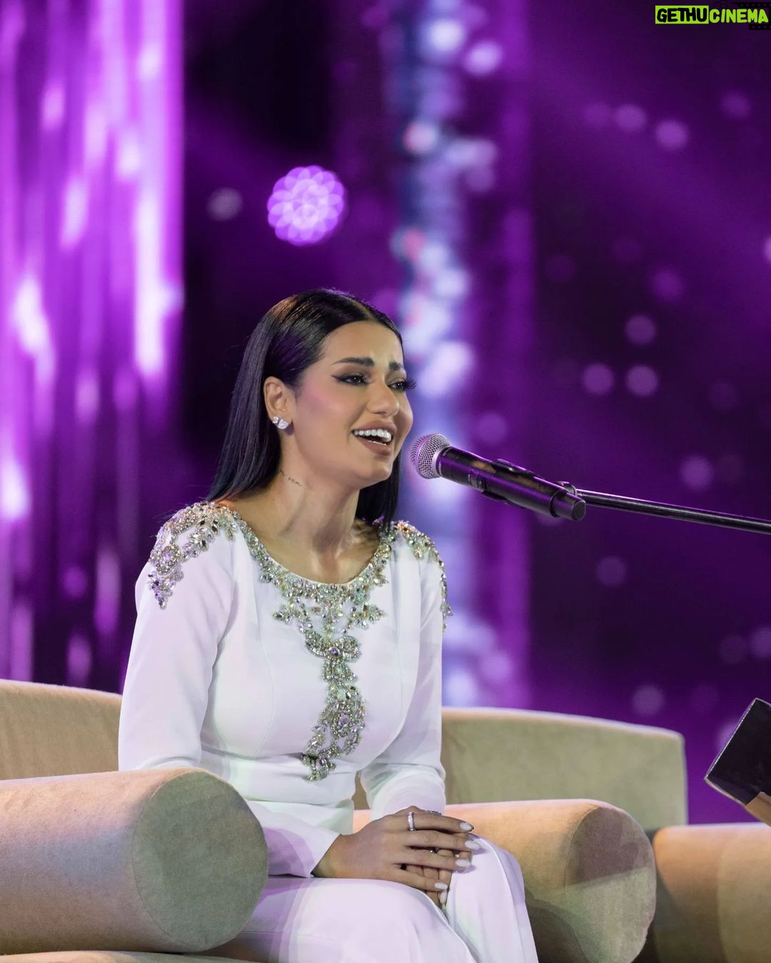 Rahma Riyad Instagram - . نجمة سطعت في سماء الأغنية العربية.. غنت للإنسان وللحب.. فأطربت الآذان وسكنت القلوب .. رحمة رياض الآن مدرج خورفكان Rahma Riad is now on stage with her delicate and sweet voice #هلاخورفكان #خورفكان #مدرج_خورفكان #letskhorfakkan #Khorfakkan #KhorfakkanAmphitheatre Khorfakkan Amphitheatre