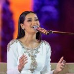 Rahma Riyad Instagram - . نجمة سطعت في سماء الأغنية العربية.. غنت للإنسان وللحب.. فأطربت الآذان وسكنت القلوب .. رحمة رياض الآن مدرج خورفكان Rahma Riad is now on stage with her delicate and sweet voice #هلاخورفكان #خورفكان #مدرج_خورفكان #letskhorfakkan #Khorfakkan #KhorfakkanAmphitheatre Khorfakkan Amphitheatre