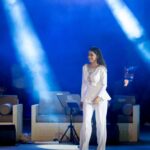Rahma Riyad Instagram - . نجمة سطعت في سماء الأغنية العربية.. غنت للإنسان وللحب.. فأطربت الآذان وسكنت القلوب .. رحمة رياض الآن مدرج خورفكان Rahma Riad is now on stage with her delicate and sweet voice #هلاخورفكان #خورفكان #مدرج_خورفكان #letskhorfakkan #Khorfakkan #KhorfakkanAmphitheatre Khorfakkan Amphitheatre