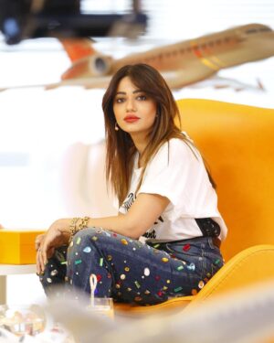 Rahma Riyad Instagram - رحلة قريبة للقلب ويا الإعلامي الراقي وسام استمتعت بيها هواي❤️
وانتو شلون جانت وياكم الرحلة ✈️؟!

#غنيلي_بالجو | @mbc1 

#رحمة_رياض | #RahmaRiad