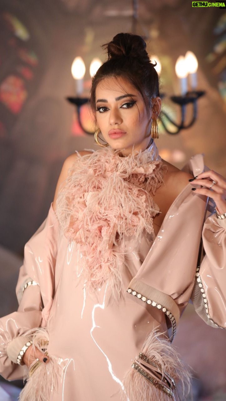 Rahma Riyad Instagram - ' من بَعدك أنا متل الشّبح؛ بُعدك عنّي طفّاني قتل إحساسي فضّاني ناقص بلاك كلّ الفرح… لمشاهدة فيديو كليب أغنيتي الجديدة #ساعة_رمل ⏳🎶 الرابط في البايو ◀️ #رحمة_رياض | #RahmaRiad @emusicismylife | @watarydigital