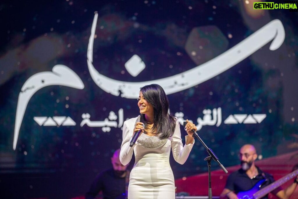 Rahma Riyad Instagram - ليلة حلوة مرة وياكم يا أهل ‫#الطائف‬ شكرًا الكم🤍 ‫#رحمة_رياض‬ | ‪#RahmaRiad‬ ‬ Taif, Saudi Arabia