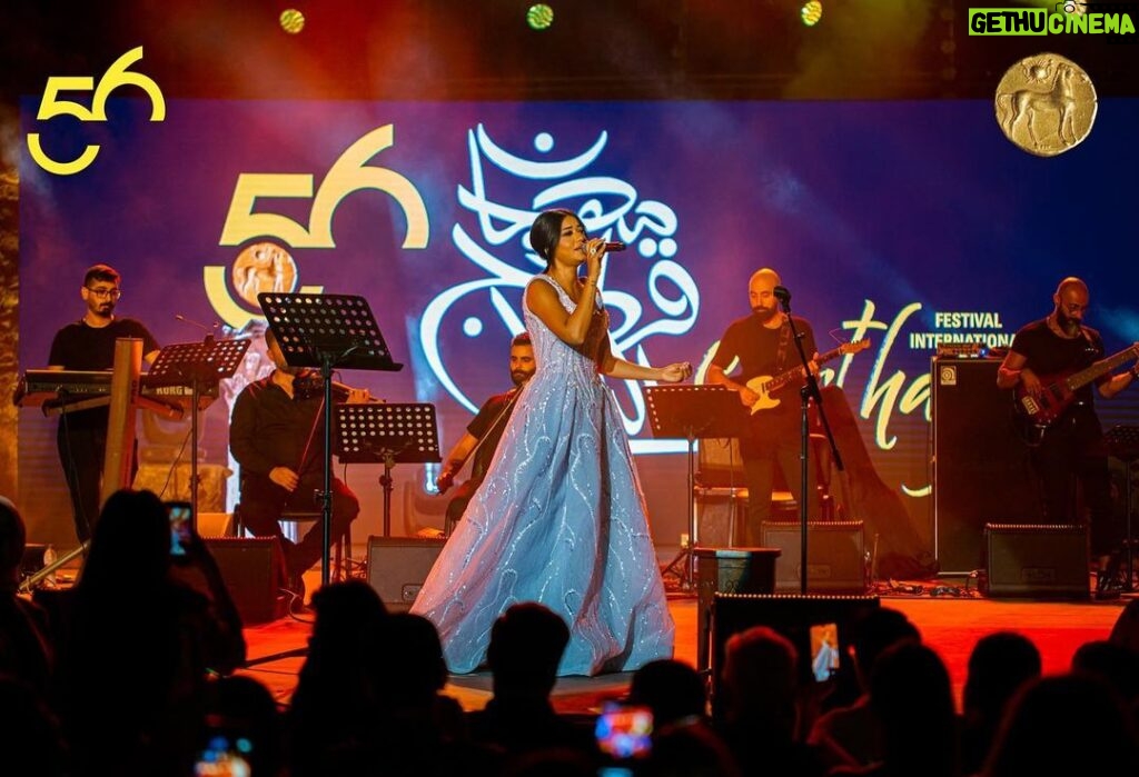 Rahma Riyad Instagram - شرف كبير وقوفي على مسرح قرطاج العريق، سعدت جدًا بزيارة #تونس الخضراء ولقائكم 🇹🇳 شكرًا على حضوركم ومحبتكم🙏🏼 نحبكم برشا❤️ #رحمة_رياض | #RahmaRiad #FesivalDeCarthage | #FIC2022 Tunis, Tunisia