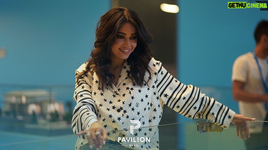 Rahma Riyad Instagram - تشرفت بأن أكون السفيرة الرسمية لمشروع بافيليون، مشروع متميز ورائع سيغير من المشاريع العمرانية لأربيل وينقلها لمعايير جودة أعلى، ساخبركم بتفاصيل أكثر عن مشروع "أمواج الفخامة" قريبًا! It’s an honor to be the official brand ambassador of @pavilionerbil. A breathtaking project that will change Erbil and take the standards of quality to a next level. I will raise awareness and tell you more about “the waves of luxury” of Pavilion Erbil soon! جێگای شانازییە کە بووم بە باڵیۆزی فەرمی پاڤلیۆن ئەربیل. پڕۆژەیەکی نایاب کە هەولێر دەباتە ئاستێکی هەرە بەرز لە کواڵتی. زانیاری زیاترتان پێ دەدەم لەسەر (شەپۆلەکانی خۆشگوزەرانی) پاڤلیۆن ئەربیل بەم بزیکانە! Marketing by @artincrown Music by @ragreen.rl #رحمة_رياض | #RahmaRiad #Erbil | #Pavilionerbil